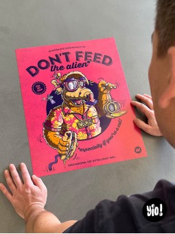 L'illustrateur Yio dans son studio avec l'affiche narrative ALF