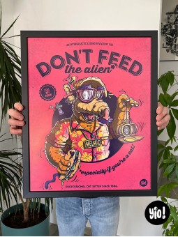 Affiche ALF 40x50 tenue à la main dans son cadre (vendu séparément)