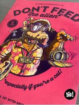 Zoom sur le texte de l'affiche : "ESPECIALLY IF YOU'RE A CAT!"