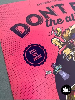 Détail de l'affiche ALF avec le tampon humoristique "STILL NOT VEGAN"