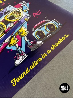 Détail du texte : "Found alive in a shoebox" sur l'illustration vintage