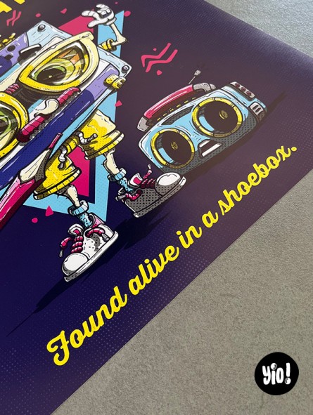 Détail du texte : "Found alive in a shoebox" sur l'illustration vintage