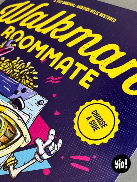 Zoom sur le tampon humoristique "Choose a side" de l'affiche cassette