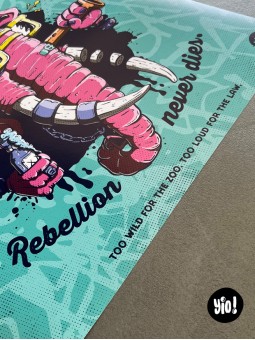 Détail des textes "Rebellion never dies" sur l'affiche narrative