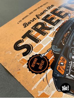 Zoom sur le tampon "Rewind & Repeat" de l'illustration urbaine Yio