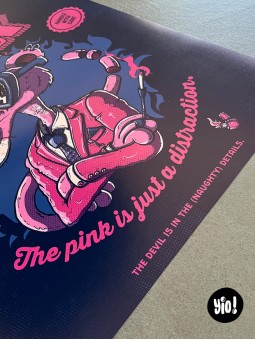 Détail typographie affiche Panthère Rose The pink is just a distraction Yio