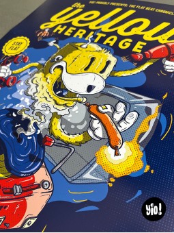 Détail personnage Flat Eric peluche jaune illustration pop culture années 90 Yio