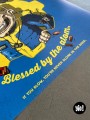 Détail typographie Blessed by the Atom If You Glow affiche Vault Boy la guerre ne change jamais Yio