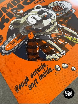 Détail typographie Timber is my cardio Rough outside soft inside affiche ours forêt Yio