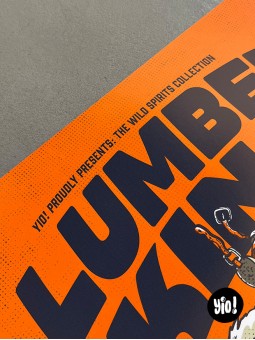 Détail header Wild Spirits Collection affiche ours grizzly bûcheron forêt montagne Yio